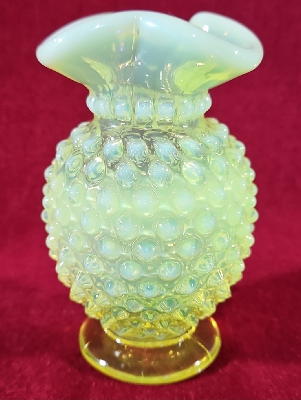 Beautiful Fenton Uranium Vaseline Topaz Opalescent Hobnail Glass Bud Vase